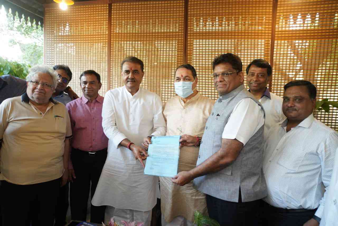 Nagpur business community delegation during its meeting with Dilip Walse Patil and Praful Patel